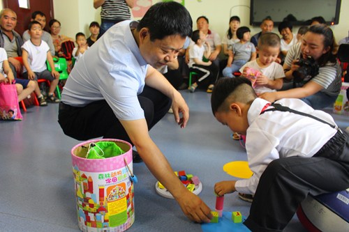 图为市委副书记贾宏宇与孩子互动现场